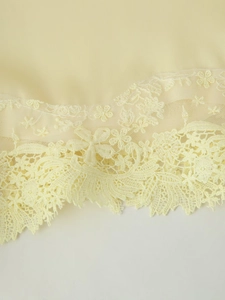 Vue détaillée de la dentelle florale délicate et de la texture du tissu satiné