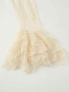 Détail de manche cloche en dentelle crème avec crochet floral et bords en dentelle cil