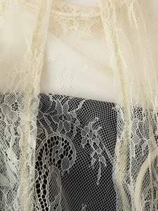 Vue macro de dentelle au crochet blanc cassé élégante avec motifs floraux précis