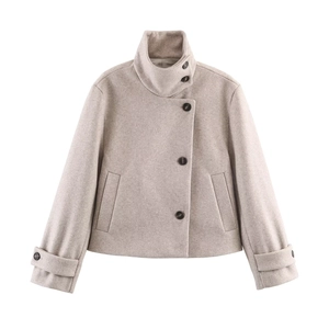 Détail du manteau court en laine avoine avec col montant et boutons asymétriques