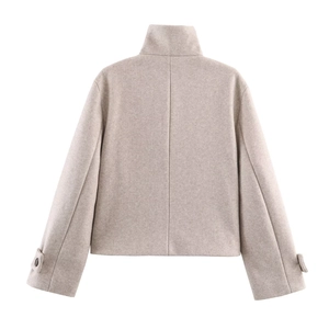 Vue arrière du manteau court en laine avoine avec col montant et sangles aux poignets