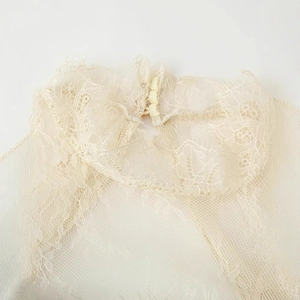 Robe à manches évasées avec col montant en dentelle et broderie florale
