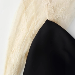 Robe femme avec patchwork en tissu noir et dentelle crème aux détails contrastés