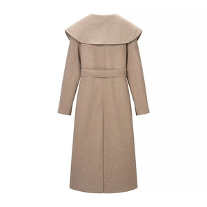 Vue arrière du manteau long en laine camel avec col châle et ceinture à la taille