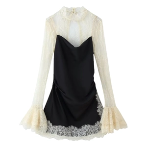 Robe contrastée chic pour femme avec dentelle florale crème et manches évasées