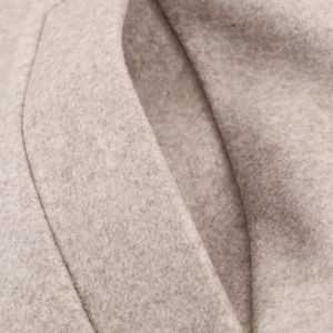 Vue rapprochée du tissu mélangé laine avoine avec coutures propres et fini doux
