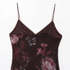 Slim fit backless V-neck dress with brown floral print and delicate lace trim