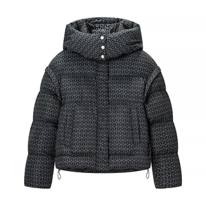 Détail de l'imprimé géométrique et des boutons-pression sur la veste à capuche grise