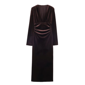 Détail du décolleté en V et de la texture froncée de cette robe en velours marron