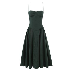 Détail d'une robe corset vert forêt avec fines bretelles et ourlet plissé élégant