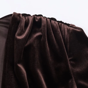Vue détaillée du tissu en velours marron avec des plis élégants et une texture lisse
