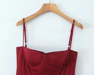 Détail du décolleté bustier bordeaux et fines bretelles sur une robe nuisette