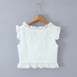 Weiße ärmellose Bluse mit Lochstickerei, Rüschen und floralen Spitzendetails