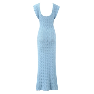 Robe longue en tricot bleu clair ajustée avec dos nu en U et manches à volants