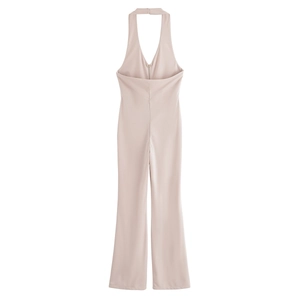 Dettaglio della tuta halter rosa chiaro con scollo a V profondo e gamba a campana