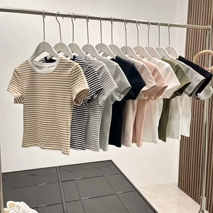 Dettaglio di vari colori di t-shirt in maglia a maniche corte e girocollo da donna