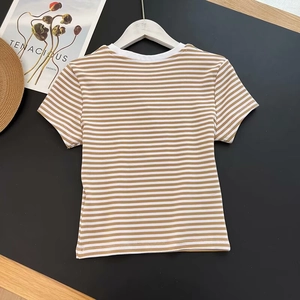 Dettaglio in piano della t-shirt da donna a girocollo con strisce marroni e bianche