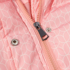 Détails de veste à capuche rose avec motifs géométriques, fermeture éclair et boutons