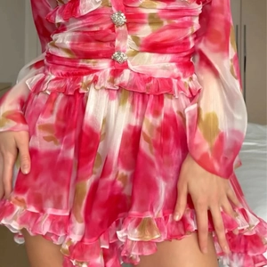Abito lungo floreale con scollo a V, balze e bottoni di strass per donna