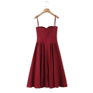 Détail de la robe rouge foncé avec fermeture éclair au dos et jupe évasée à plis