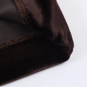 Détail du tissu en velours marron foncé avec doublure noire lisse et couture de l'ourlet