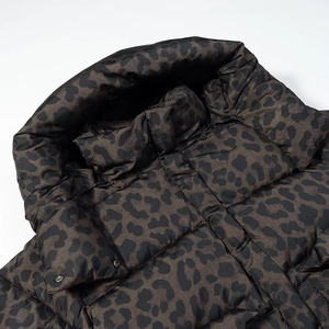 Detailansicht der Kapuze einer Leopard-Pufferjacke mit stabilen Metalldruckknöpfen