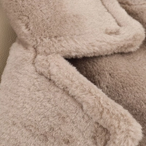 Gros plan sur le tissu en peluche double face et les coutures de ce manteau d'hiver