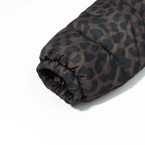 Detail der Leoparden-Pufferjacke mit winddichten elastischen Bündchen und Premium-Stoff