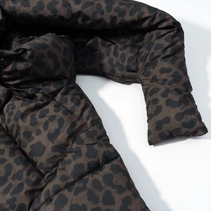Detail der dunklen Leo-Steppjacke mit Kapuzenkragen und gesteppter Texturansicht