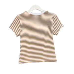 T-shirt slim da donna con scollo rotondo a righe caramello e bianche su gruccia