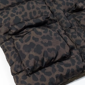 Detailaufnahme der Steppweste mit Leopardenmuster, mit Taschenklappe und gesteppter Textur