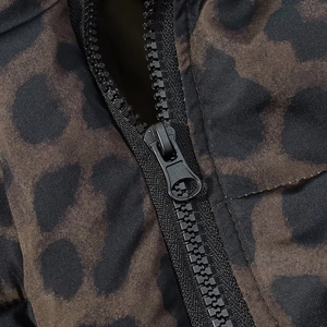 Detailaufnahme der Leopardenjacke mit robustem Harzreißverschluss und Metallschieber