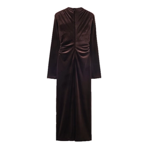 Robe moulante en velours bordeaux à col en V, manches longues et détails froncés dos