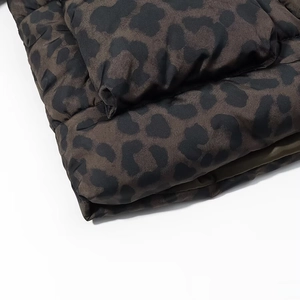 Detailansicht der Leopard-Print-Steppjacke mit Steppung und matter Textur für Damen