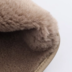Gros plan détaillé de la doublure en peluche beige et des coutures sur les bottes de luxe