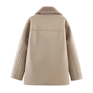 Vue arrière d'une veste en simili cuir beige avec col en fourrure et coutures détaillées