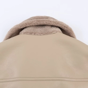 Gros plan du col en cuir beige avec doublure en peau de mouton synthétique