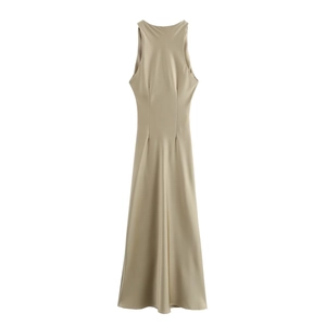Détail d'une robe midi en satin champagne montrant le col montant et la taille plissée