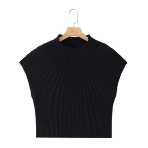 Détail d'un gilet en maille côtelée noire avec texture épaisse et couture diagonale fine