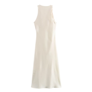 Gros plan sur l'élégante robe midi en satin champagne avec un design tour de cou