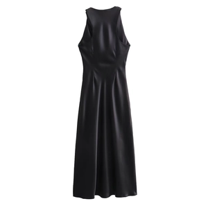 Détail de la robe midi en satin noir avec col licou et dos nageur ouvert élégant