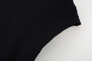 Vue macro détaillée de la texture en maille côtelée bleu foncé et des coutures de qualité