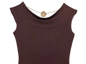 Détail d'une robe en maille marron foncé avec rose dorée et décoration de chaîne