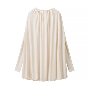 Blouse élégante en satin crème avec ourlet bulle et col rond plissé raffiné