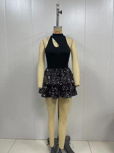 Détail de la robe noire sans manches avec paillettes argentées et découpe en goutte d'eau