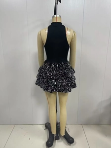 Détail de l'arrière d'une robe courte sans manches à sequins et volants sur mannequin
