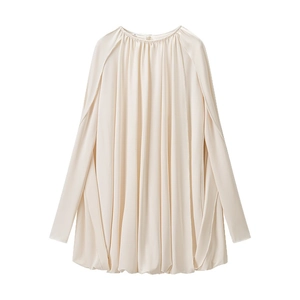 Robe cape plissée beige élégante avec col rond et manches fendues en tissu soyeux