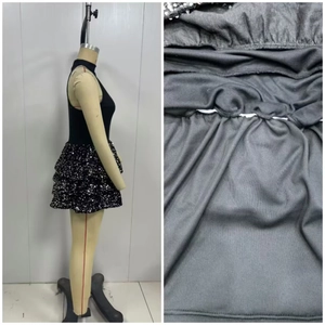 Détail de l'ourlet à sequins étagés et de la taille élastique de la robe tricot