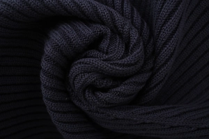 Gros plan sur la texture du tissu en maille côtelée bleu marine aux motifs élastiques