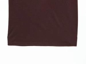 Détail d'une robe en maille bordeaux montrant la couture précise à double aiguille